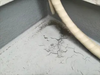 ひび割れたベランダの床